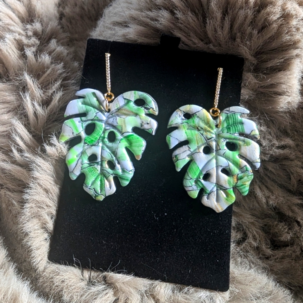 🌿 Ana J Handmade Polymer Clay Monstera Earrings - Picture 2 of 5